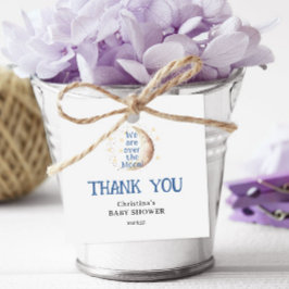 月の上にかわいい青い男の子の赤ちゃんシャワー広場 フェイバータグ