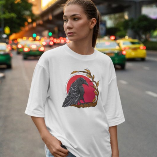 月の上に広がる鳥の動物 Tシャツ