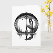 月の上に座る神秘的考えな女性 カード (黄色い花)