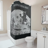 月の上の男たち！足元に気をつけろ！ シャワーカーテン (インサイチュ)