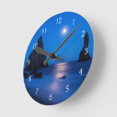 月の上昇の反射海と海のスタック ラウンド壁時計 (傾斜)