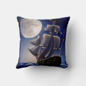 月の下の海に照らされた船 クッション (裏面)