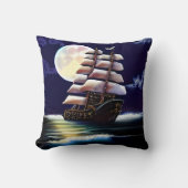 月の下の海に照らされた船 クッション (正面)