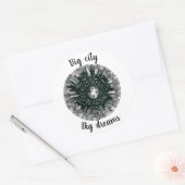 月の下の黒と白のパノラマシティ ラウンドシール (封筒)