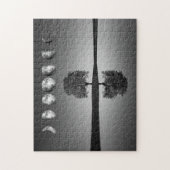 月の位相と白熱［赤熱］光を放つ星、ローンツリー&湖、B/W ジグソーパズル (縦)