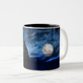 月の光に照らされた黒熊 ツートーンマグカップ (正面右)