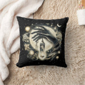 月の光の下で水晶を持つ手 クッション (ブランケット)