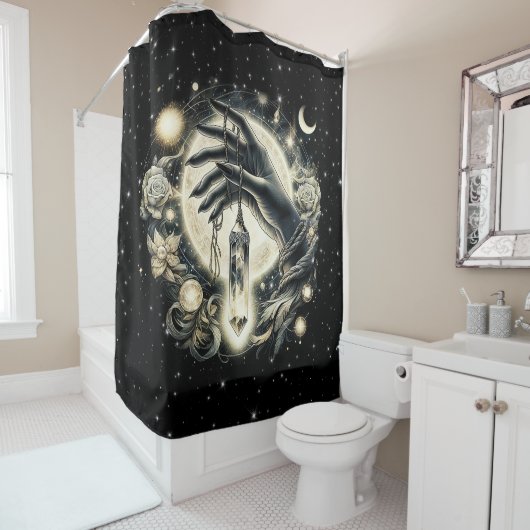 月の光の下で水晶を持つ手 シャワーカーテン (インサイチュ)