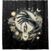 月の光の下で水晶を持つ手 シャワーカーテン (正面)