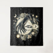 月の光の下で水晶を持つ手 タペストリー (正面)