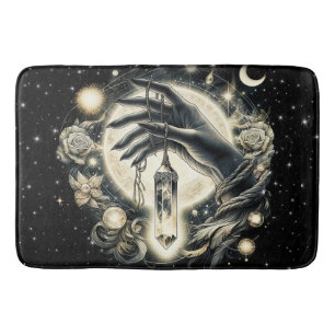 月の光の下で水晶を持つ手 バスマット