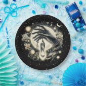 月の光の下で水晶を持つ手 ペーパープレート (パーティー)