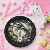 月の光の下で水晶を持つ手 ペーパープレート (パーティー)