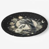 月の光の下で水晶を持つ手 ペーパープレート (アングル)