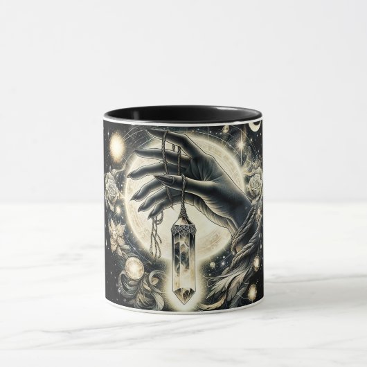 月の光の下で水晶を持つ手 マグカップ (中央)