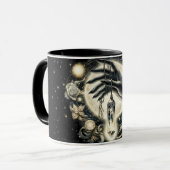 月の光の下で水晶を持つ手 マグカップ (正面左)