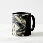 月の光の下で水晶を持つ手 マグカップ (正面右)