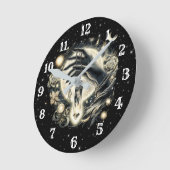 月の光の下で水晶を持つ手 ラウンド壁時計 (傾斜)