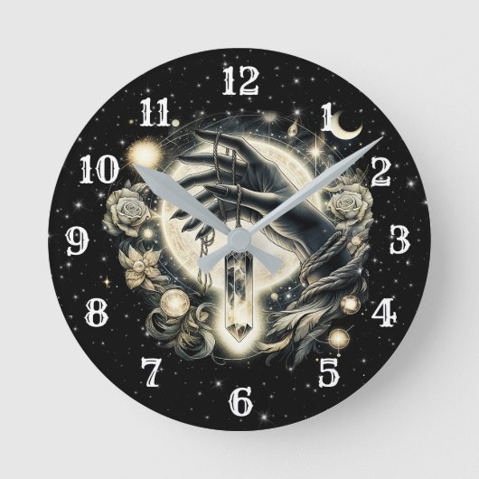 月の光の下で水晶を持つ手 ラウンド壁時計 (正面)