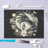 月の光の下で水晶を持つ手 薄葉紙 (クラフト)