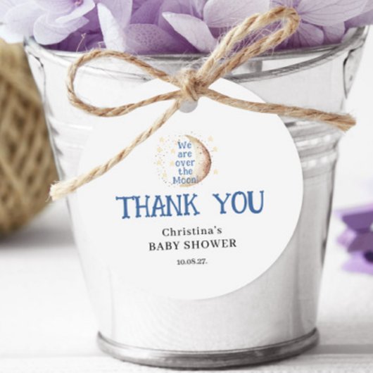 月の向こうかわいい青い男の子の赤ん坊のシャワー フェイバータグ