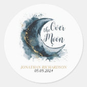 月の向こうに金ゴールド星の青い赤ちゃんシャワー ラウンドシール (正面)