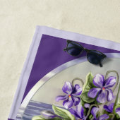 月の壺の中のスミレ ビーチタオル (インサイチュ)