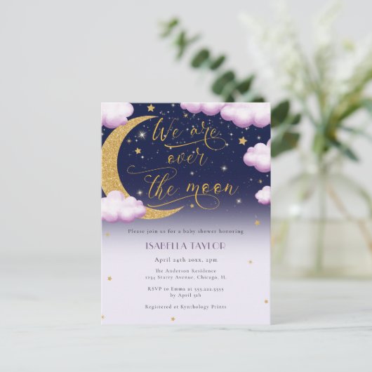 月の少女の赤ちゃんシャワーを浴びるかわいい インビテーションポストカード (スタンド正面)