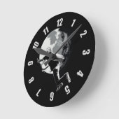 月の尾を追う-尾をむちのスクーターのスタント ラウンド壁時計 (傾斜)