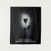 月の忘れ光の中で踊るな タペストリー (正面)