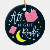 月の星とピンクの本を一晩中読む セラミックオーナメント (正面)