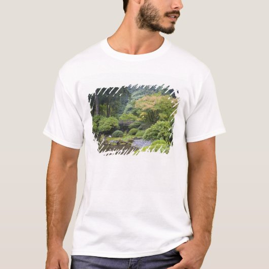 月の橋を架ける散歩池 Tシャツ (正面)