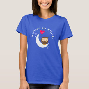 月の母に眠る茶色のフクロウは魔法だ Tシャツ