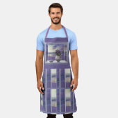 月の瓶のエプロンに入ったスミレ エプロン (着用した状態)