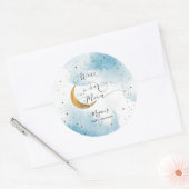 月の男の子の赤ちゃんのシャワーの上に夢見るような青 ラウンドシール (封筒)