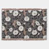 月の花とスフィンクスの蛾2 スローブランケット (正面)