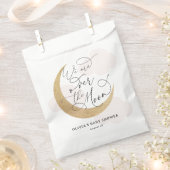 月の赤ちゃんシャワーでピンク フェイバーバッグ (クリップ留めされた状態)