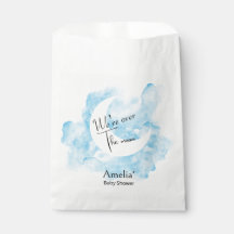 月の赤ちゃんシャワーで水色を洗う