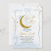 月の赤ちゃんシャワーの上に手書きの青いコケット 招待状 (正面)