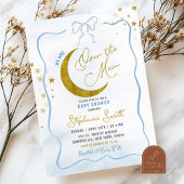 月の赤ちゃんシャワーの上に手書きの青いコケット 招待状