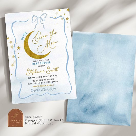 月の赤ちゃんシャワーの上に手書きの青いコケット 招待状