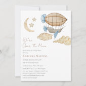 月の赤ちゃんシャワーの上に白い熱気球 招待状 (正面)