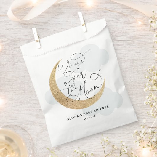 月の赤ちゃんシャワーの上に青 フェイバーバッグ (クリップ留めされた状態)