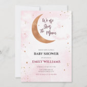 月の赤ちゃん女の子のシャワーの上に柔らかいピンクの星 招待状 (正面)