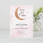 月の赤ちゃん女の子のシャワーの上に柔らかいピンクの星 招待状 (スタンド正面)