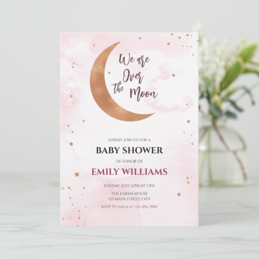 月の赤ちゃん女の子のシャワーの上に柔らかいピンクの星 招待状 (スタンド正面)
