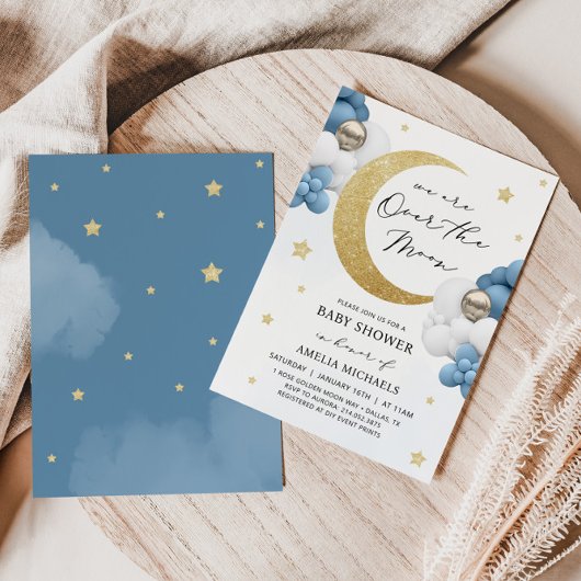 月の赤ん坊のシャワーの上に月と星が青く 招待状