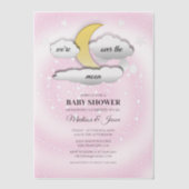 月の雲と星の上に赤ちゃんシャワー ベラム紙招待状 (正面)