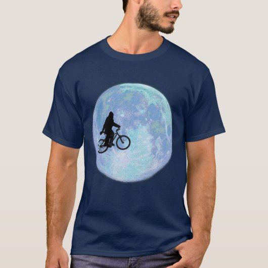 月のTシャツが付いている空のバイクのサスカッチかビッグフット Tシャツ (正面)