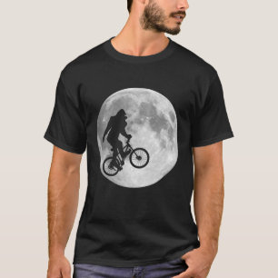 月のTシャツが付いている空のバイクのサスカッチビッグフット Tシャツ